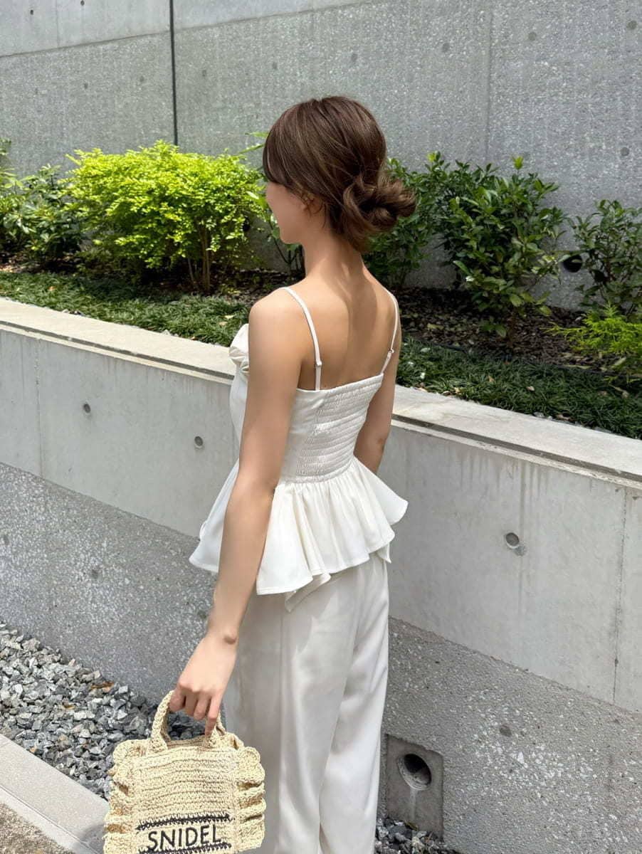 ベージュ系のショルダーバッグ、ホワイト系のその他パンツ、その他のサンダルを着用したレディースの夏コーディネートの4枚目の写真