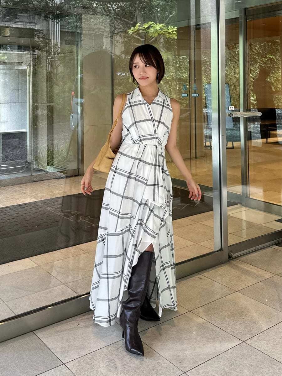 その他のワンピース、ブラウン系のブーツ、イエロー系のショルダーバッグを着用したレディースの夏コーディネートの6枚目の写真
