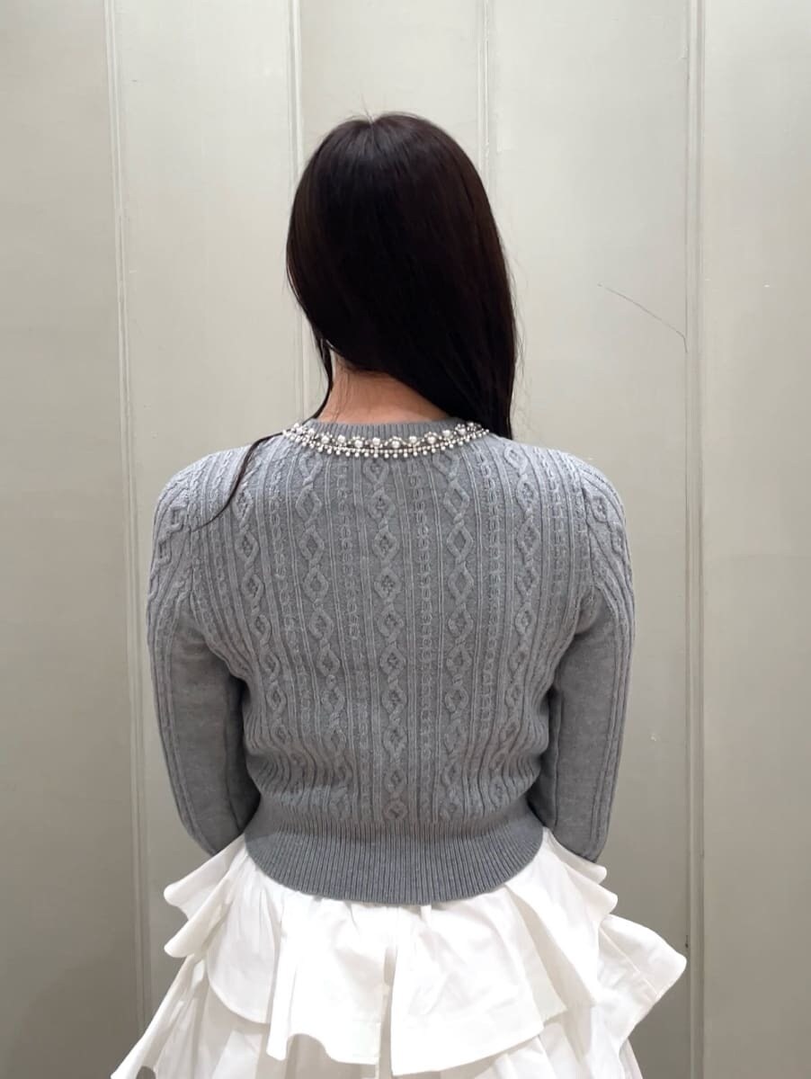 ホワイト系のその他パンツ、グレー系のニット/セーター、ブラック系のブーツを着用したレディースの秋コーディネートの8枚目の写真