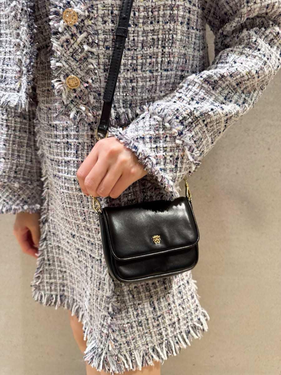 その他のワンピース、その他のノーカラージャケット、ブラック系のブーツを着用したレディースの秋コーディネートの5枚目の写真