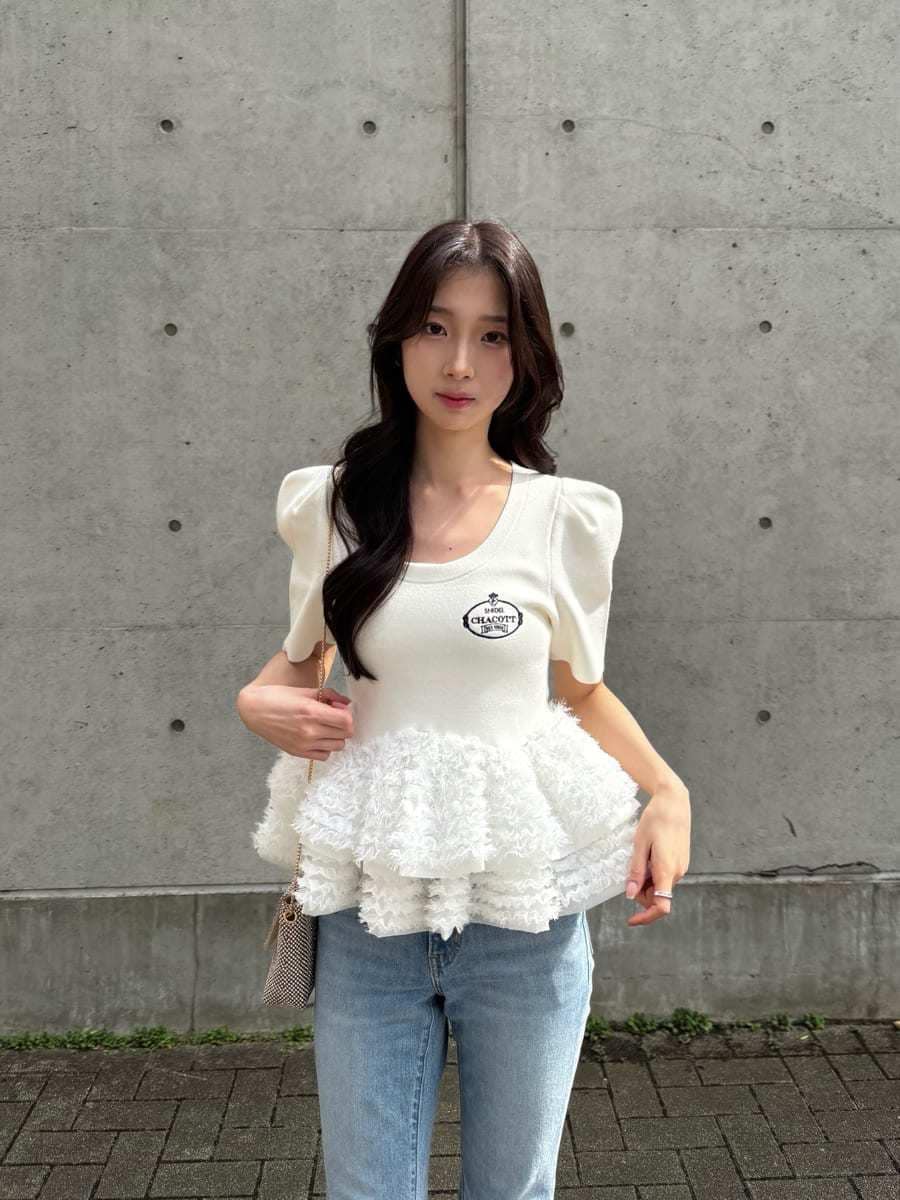 ホワイト系のニット/セーターを着用したレディースの春コーディネートの4枚目の写真