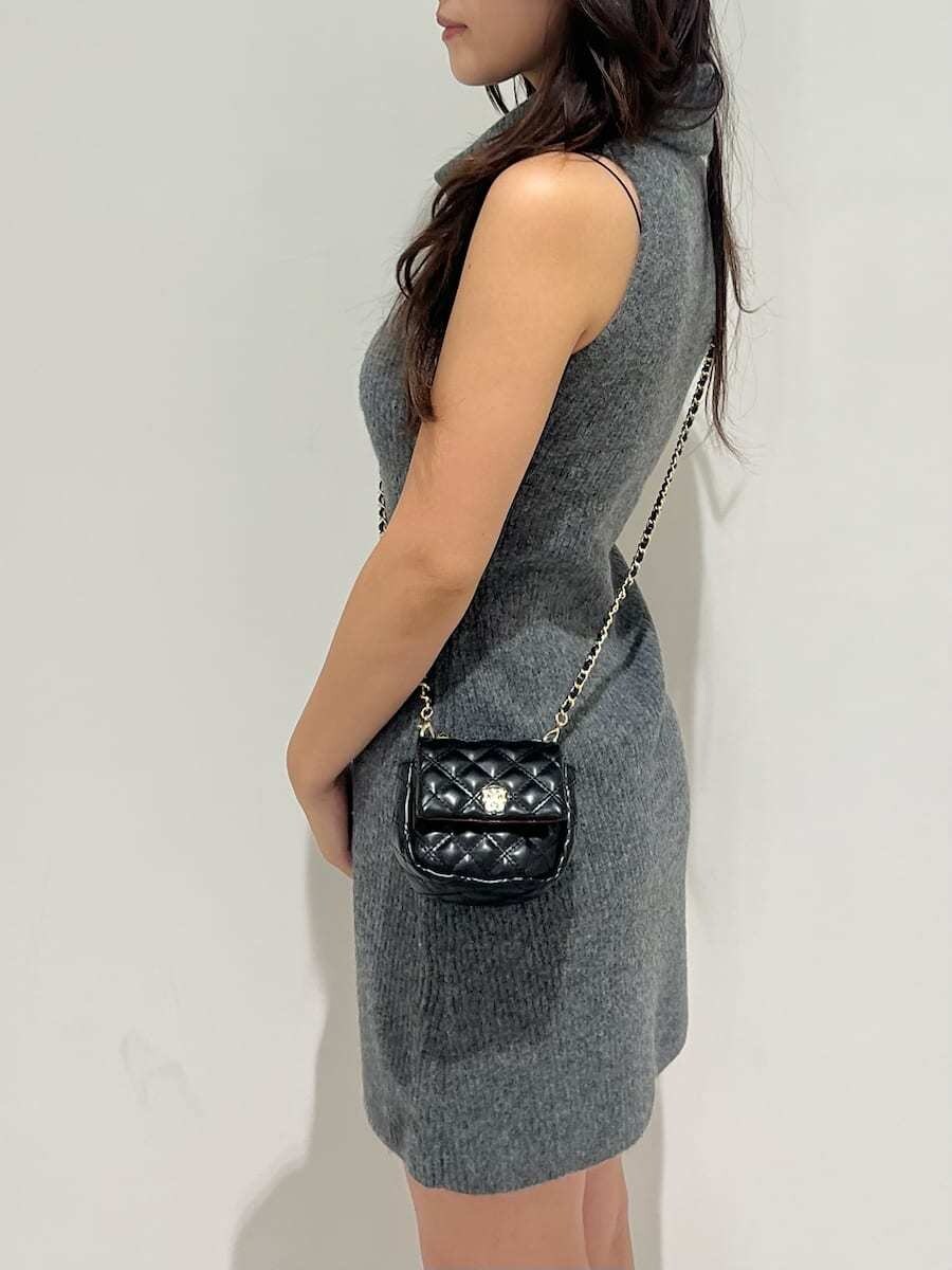 グレー系のワンピース、グレー系のカーディガン/ボレロ、ブラック系のショルダーバッグを着用したレディースの秋コーディネートの10枚目の写真