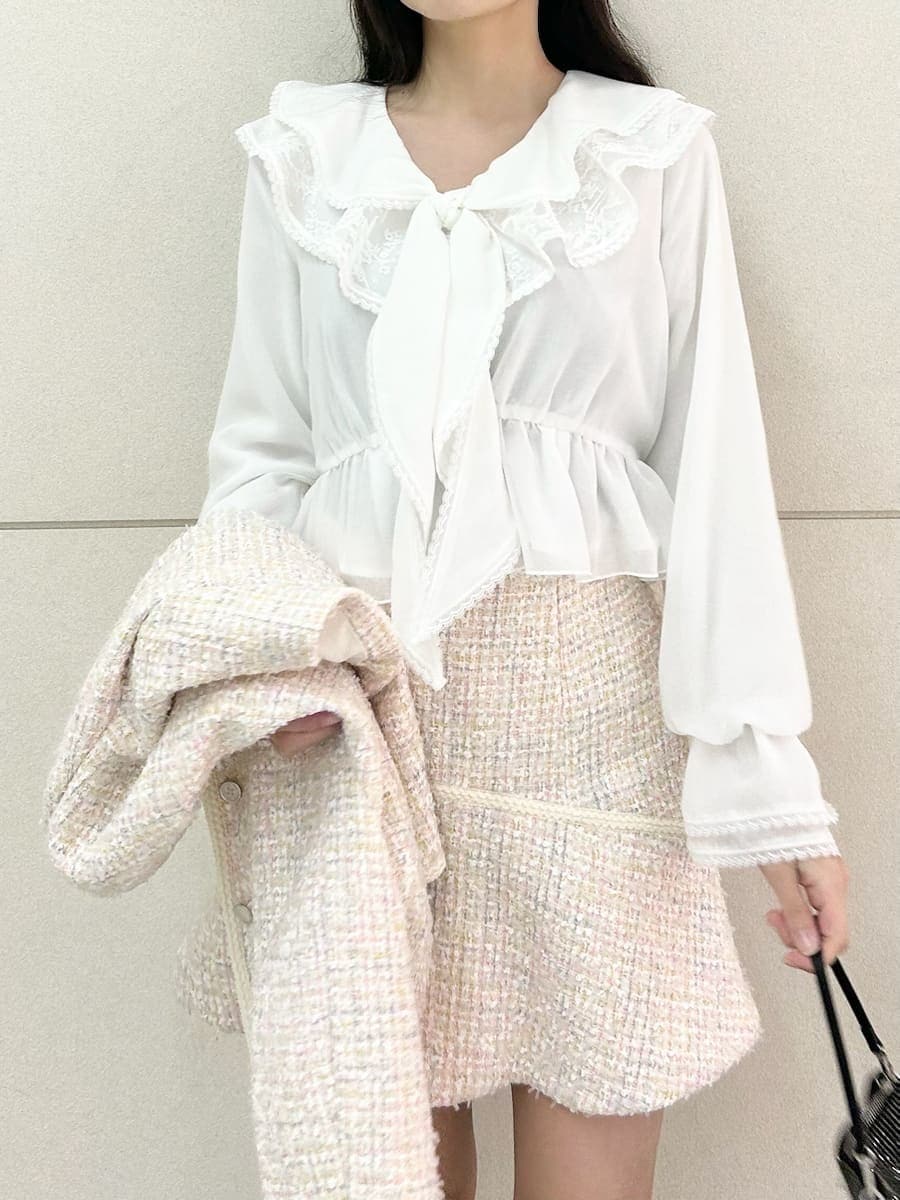 ブラック系のブーツ、その他のノーカラージャケット、その他のスカートを着用したレディースの冬コーディネートの6枚目の写真