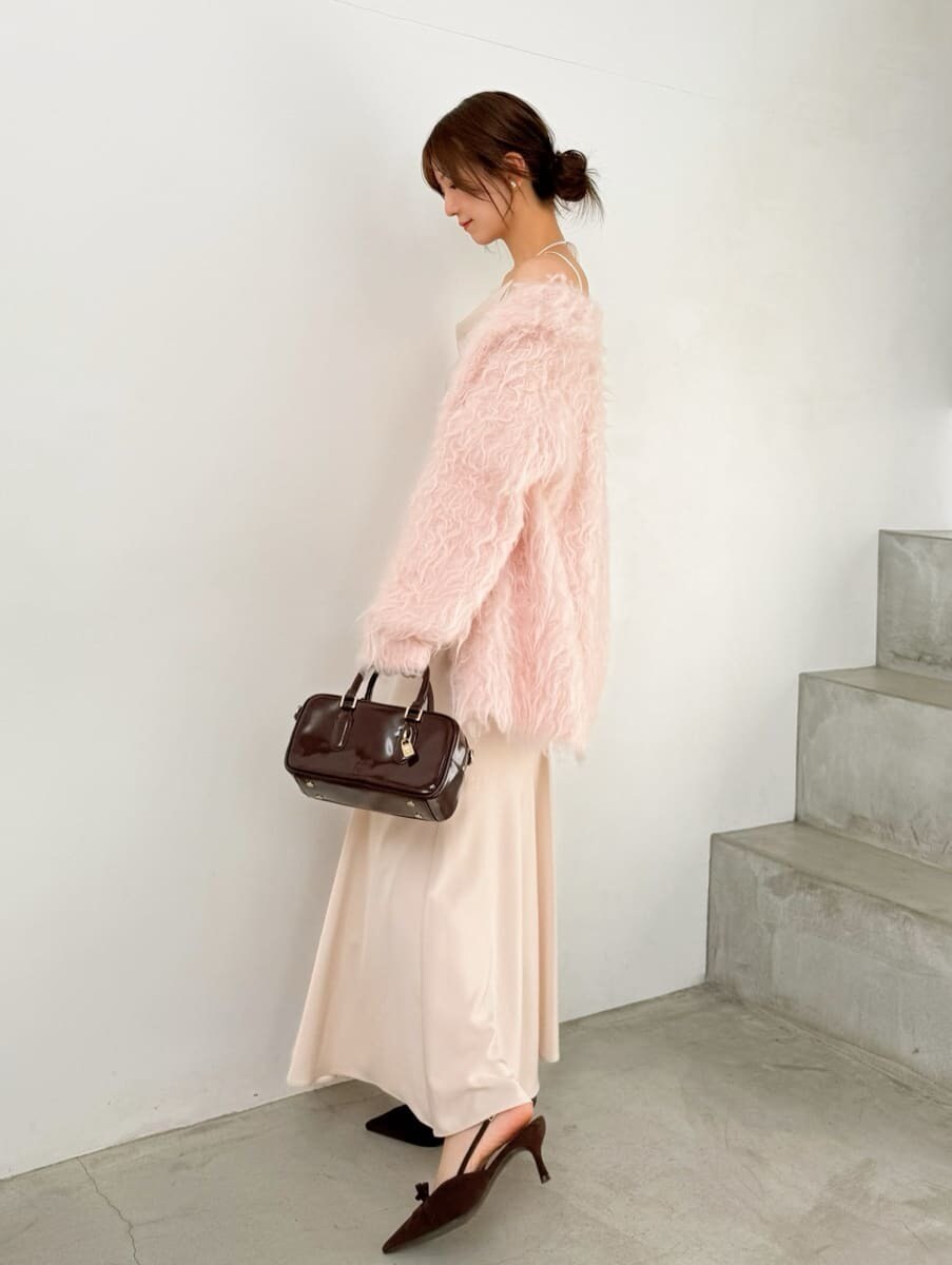 ホワイト系のキャミソール、ブラウン系のボストンバッグ、その他のイヤリングを着用したレディースの秋コーディネートの3枚目の写真