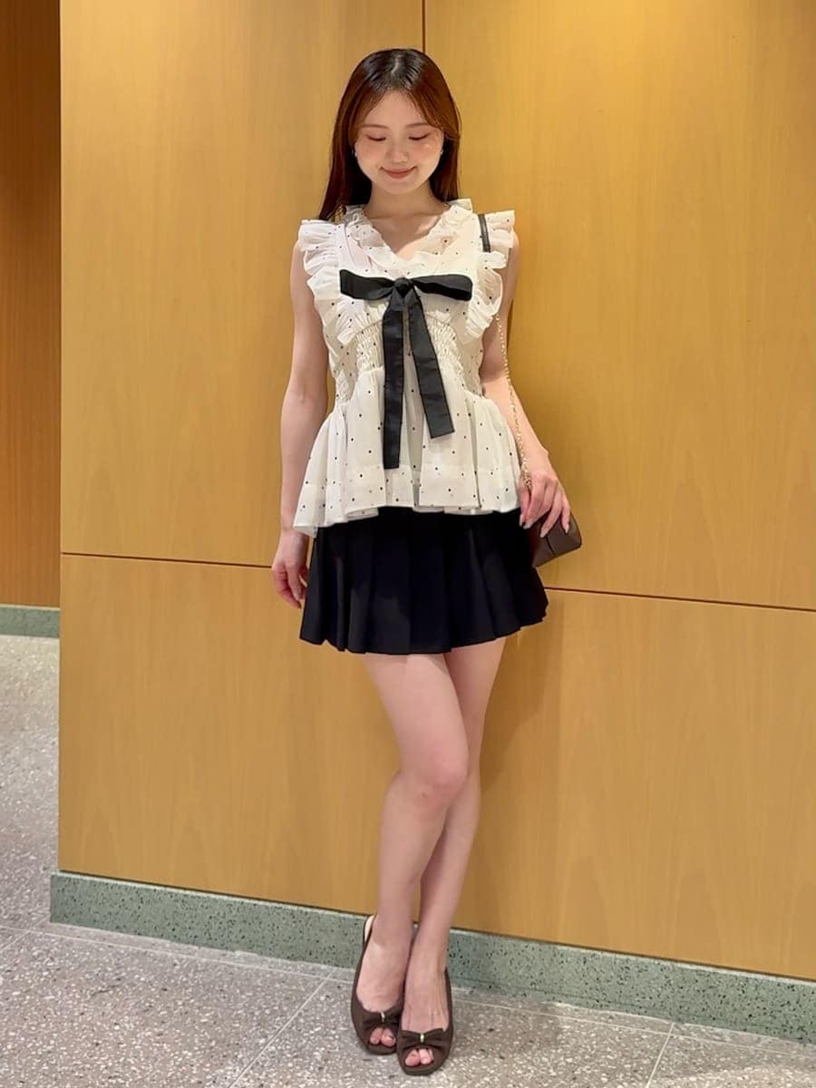 その他のシャツ/ブラウス、ブラック系のその他パンツを着用したレディースの夏コーディネートの2枚目の写真