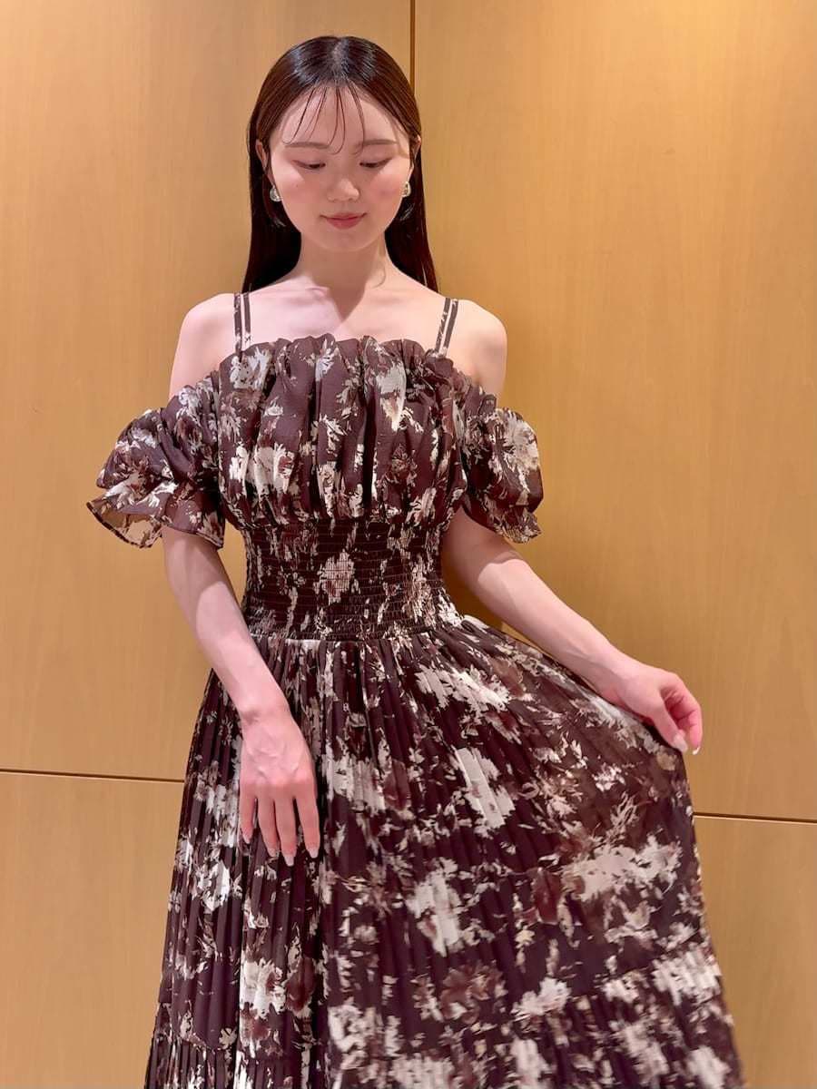 ブラウン系のワンピース、ブラウン系のサンダル、ベージュ系のトートバッグを着用したレディースの春コーディネートの4枚目の写真
