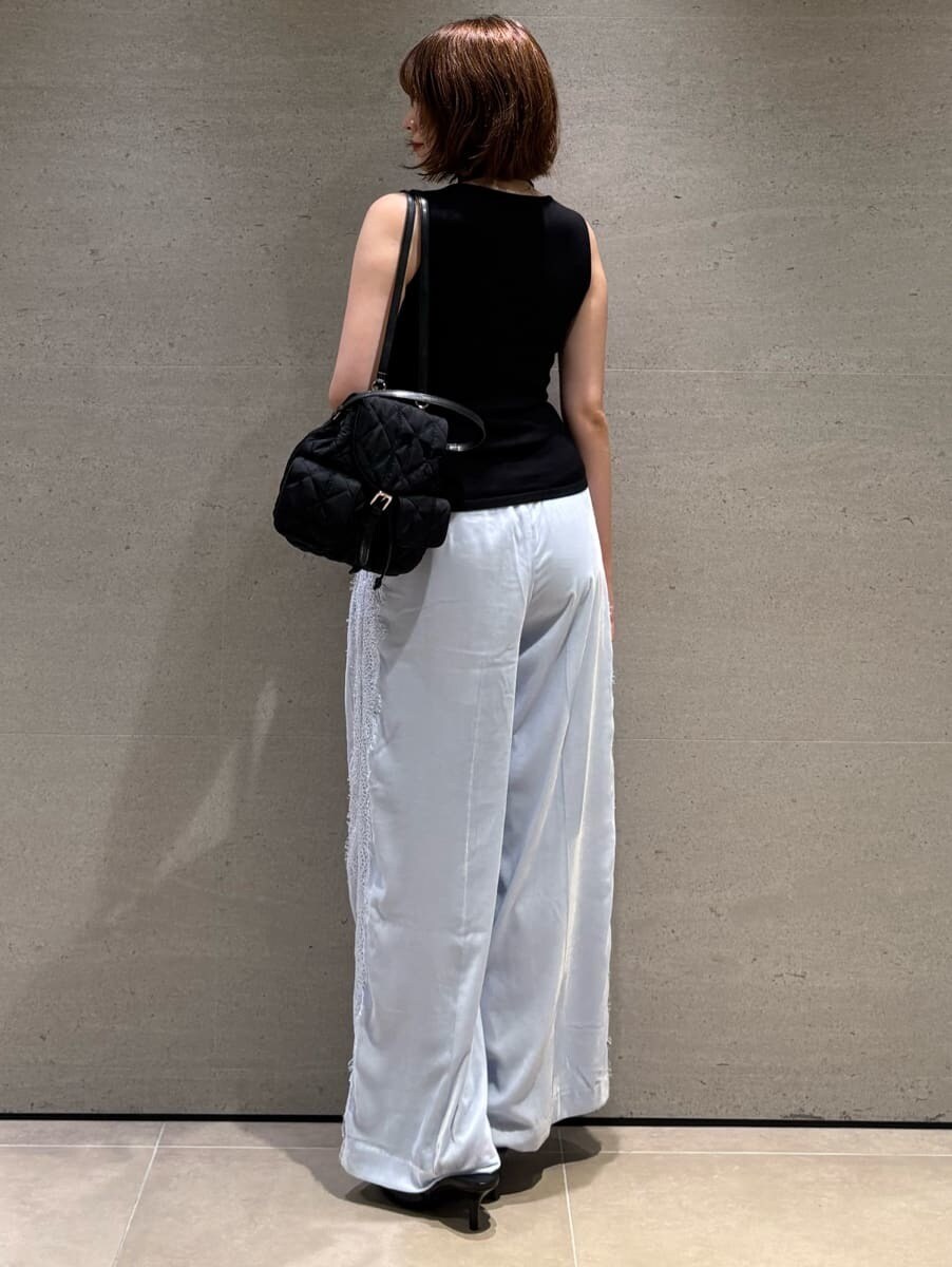 ブルー系のその他パンツ、ブラック系のサンダル、ブラック系のバックパック/リュックを着用したレディースの秋コーディネートの5枚目の写真