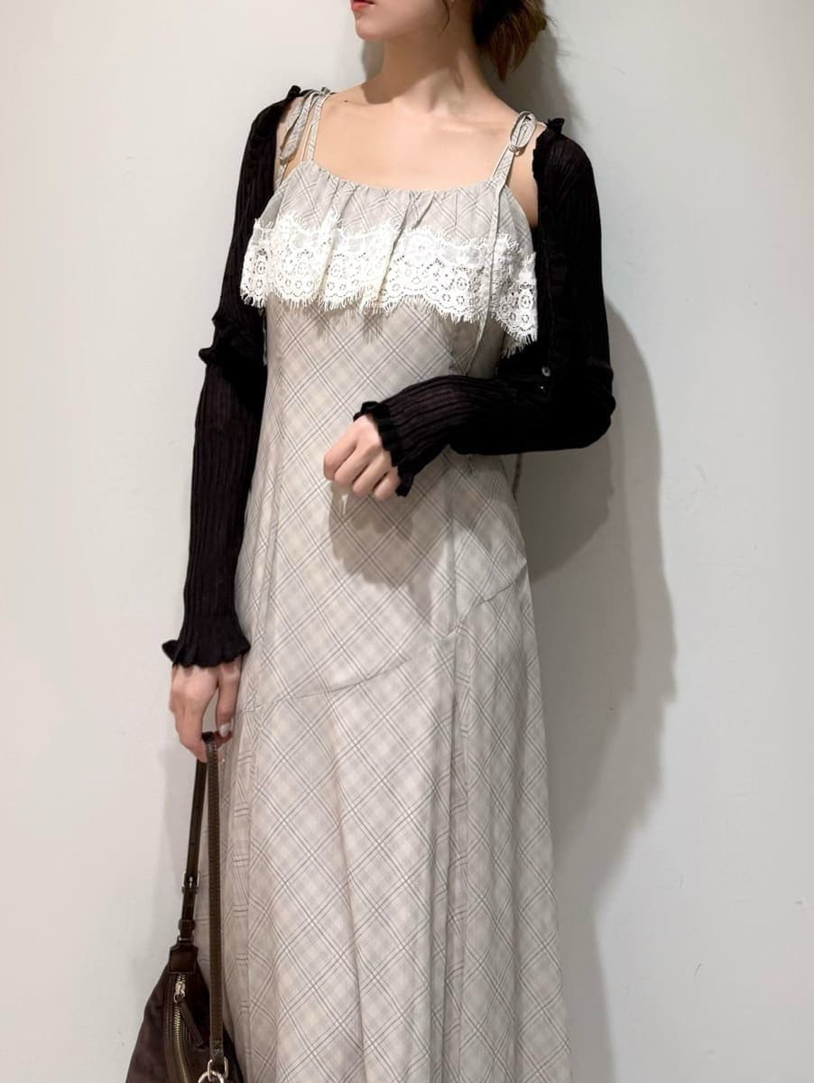 ベージュ系のワンピース、ブラウン系のカーディガン/ボレロ、ブラウン系のショルダーバッグを着用したレディースの夏コーディネートの3枚目の写真