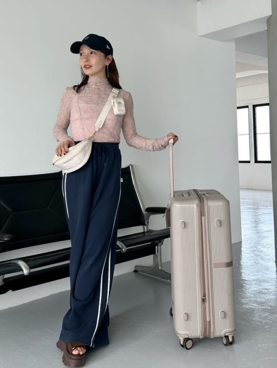 ブルー系のスウェットパンツ、ホワイト系のショルダーバッグ、ブルー系のキャップを着用したレディースの夏コーディネートの7枚目の写真