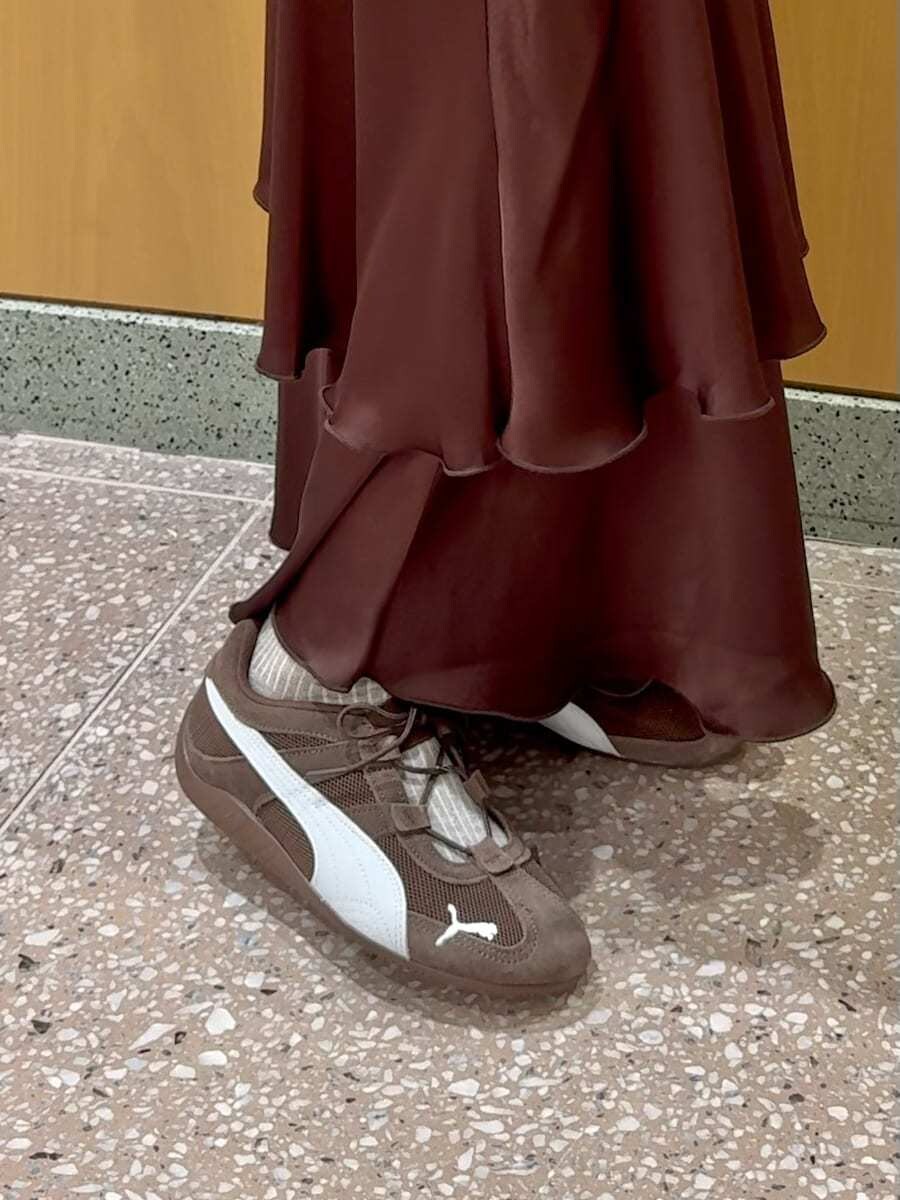 ブラウン系のスカートを着用したレディースの秋コーディネートの6枚目の写真