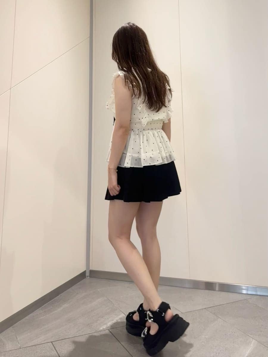 その他のシャツ/ブラウス、ブラック系のその他パンツ、ブラック系のサンダルを着用したレディースの夏コーディネートの4枚目の写真