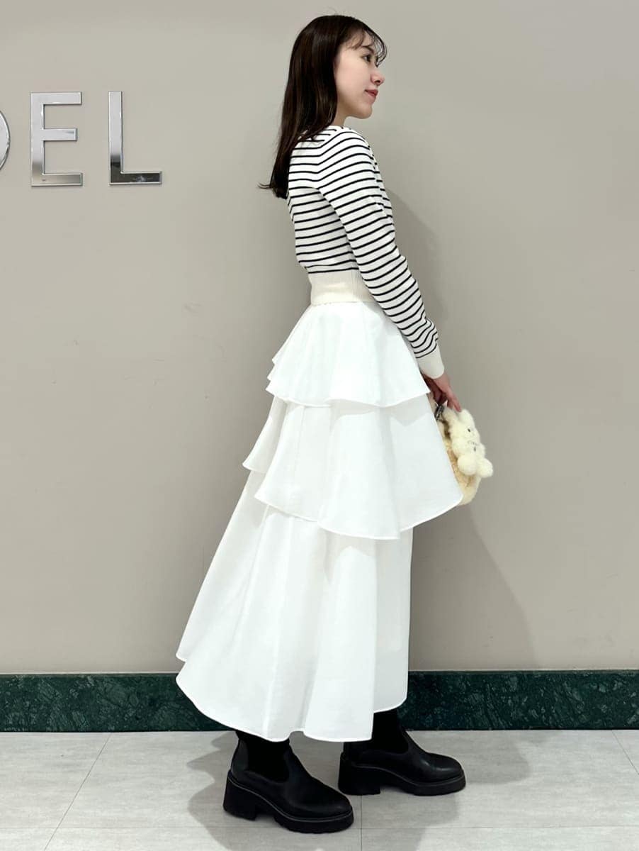 その他のワンピース、イエロー系のハンドバッグ、イエロー系のキーケース/キーアクセサリーを着用したレディースの冬コーディネートの4枚目の写真