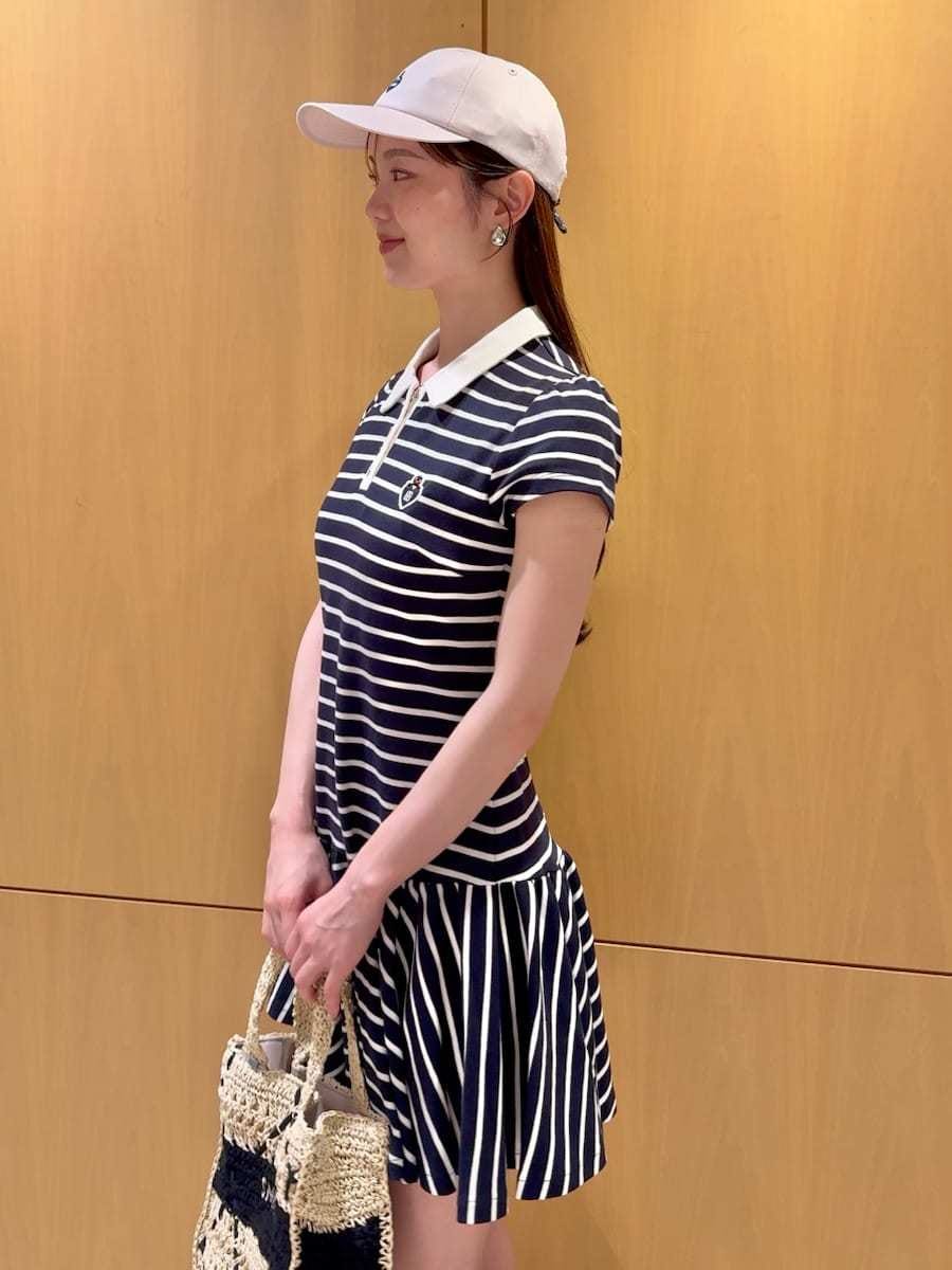 ブルー系のワンピース、ブラック系のサンダル、ブラック系のトートバッグを着用したレディースの夏コーディネートの6枚目の写真