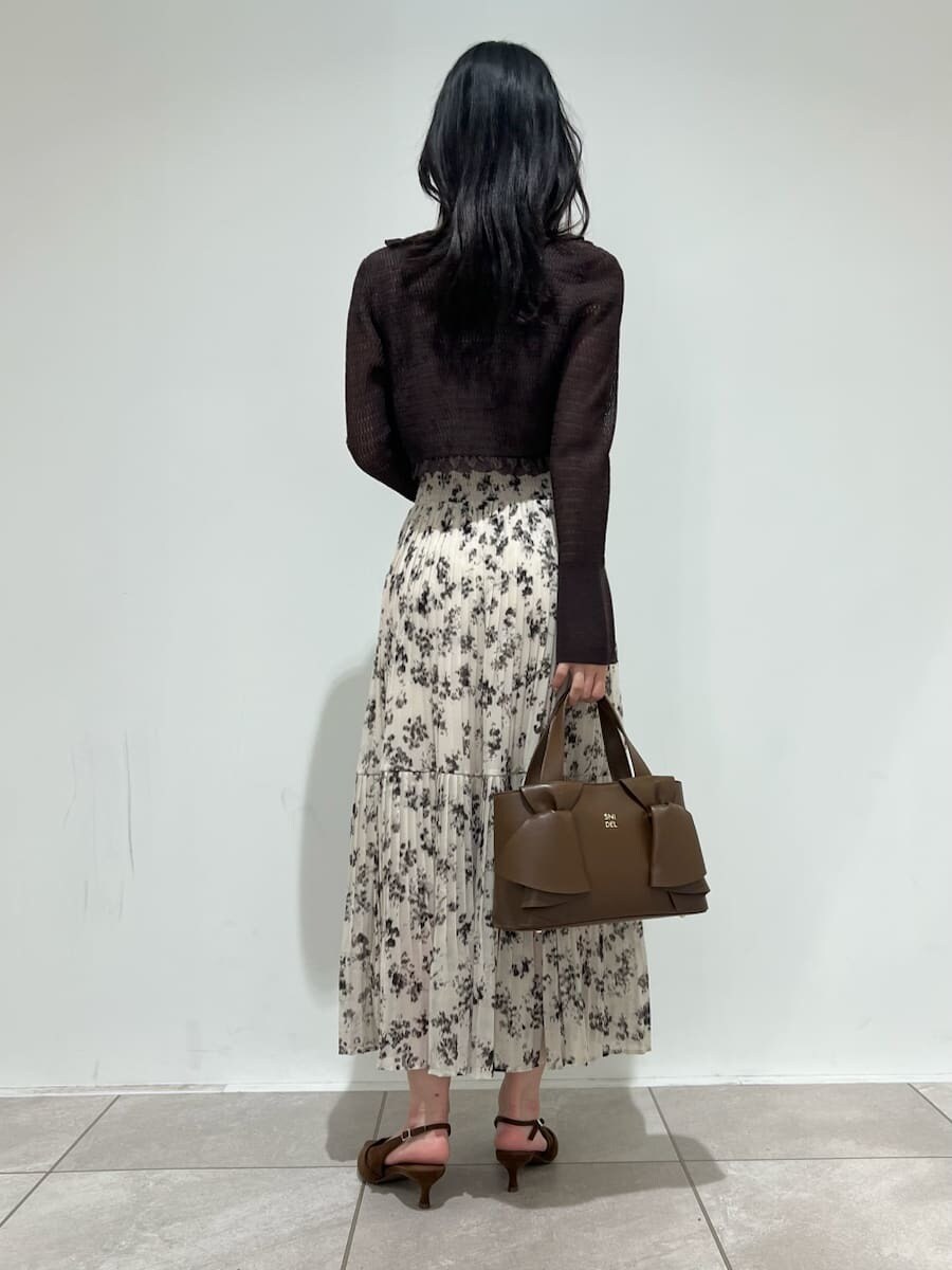 ベージュ系のワンピース、ブラウン系のカーディガン/ボレロ、ブラウン系のパンプスを着用したレディースの冬コーディネートの3枚目の写真