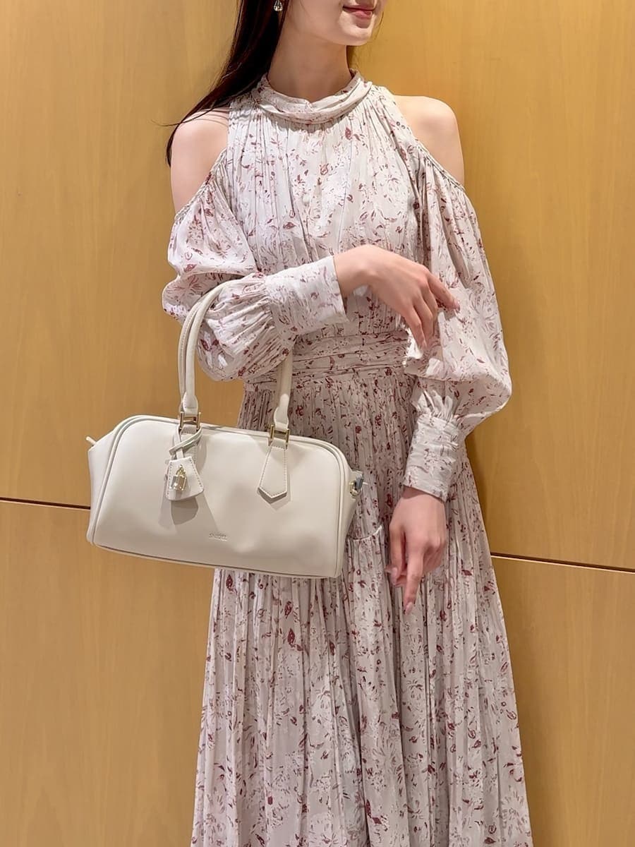 ピンク系のワンピース、ホワイト系のカーディガン/ボレロ、ホワイト系のボストンバッグを着用したレディースの冬コーディネートの10枚目の写真