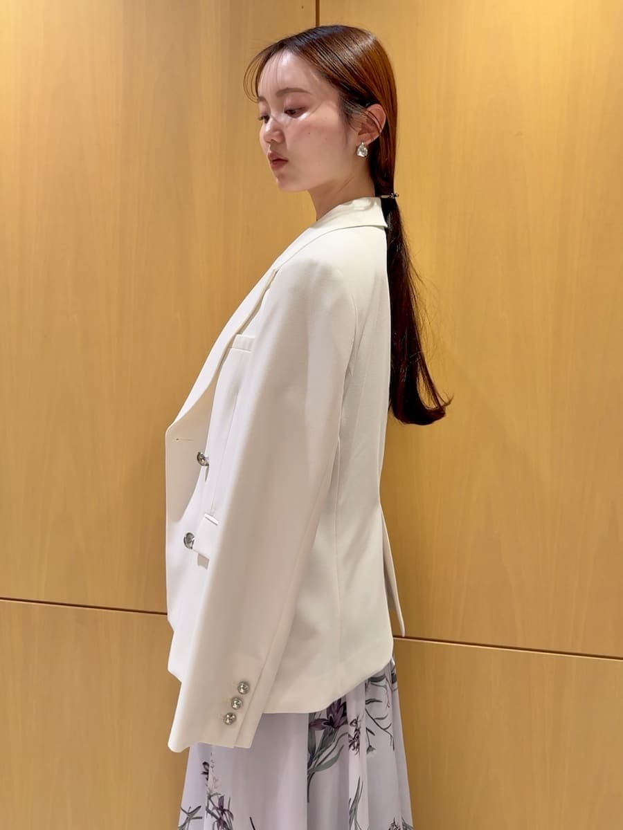 ホワイト系のテーラードジャケット、パープル系のワンピース、ホワイト系のショルダーバッグを着用したレディースの春コーディネートの7枚目の写真