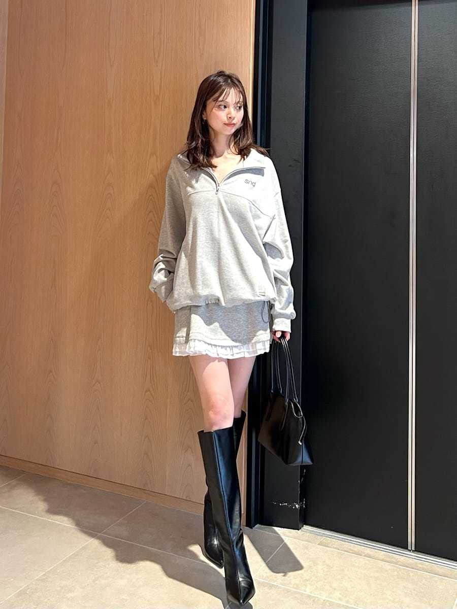 グレー系のワンピース、グレー系のTシャツ/カットソー、ブラック系のブーツを着用したレディースの秋コーディネートの4枚目の写真