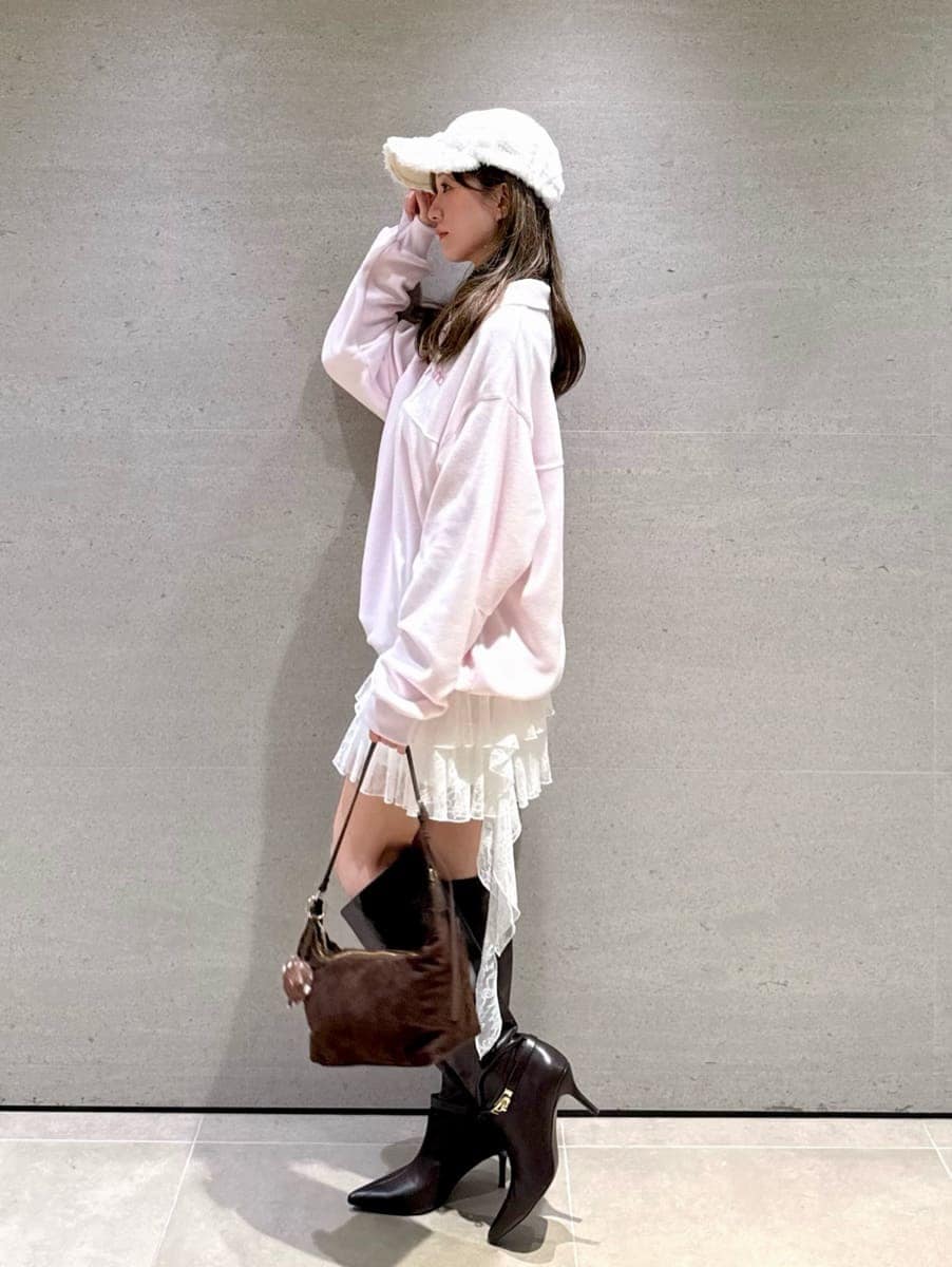 ホワイト系のその他パンツ、ピンク系のTシャツ/カットソー、ブラウン系のブーツを着用したレディースの秋コーディネートの2枚目の写真