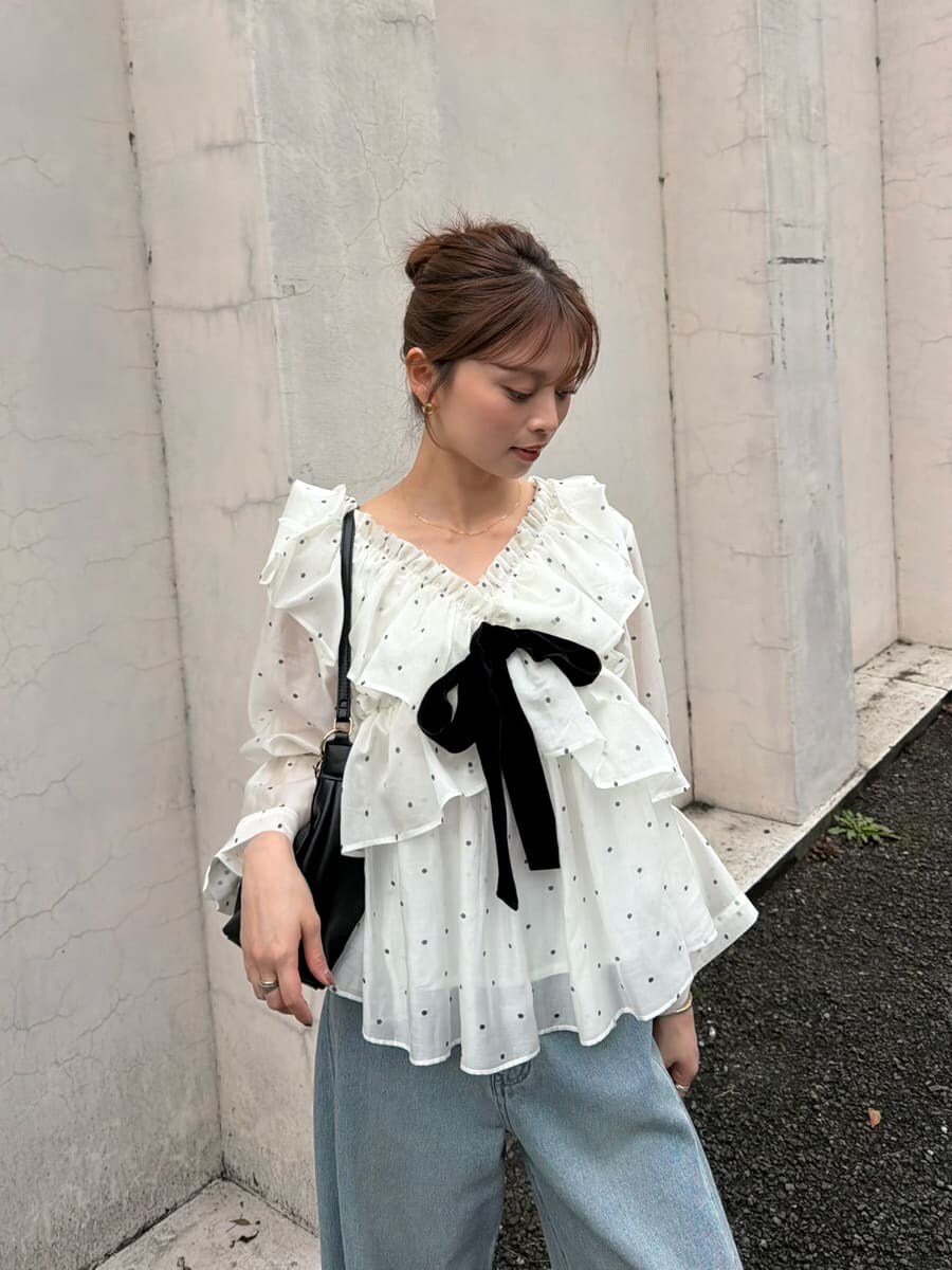 ブルー系のデニムパンツ、その他のシャツ/ブラウス、ブラック系のパンプスを着用したレディースの夏コーディネートの3枚目の写真
