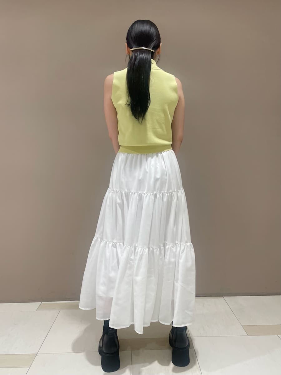 グリーン系のワンピース、ブラック系のショルダーバッグを着用したレディースの夏コーディネートの2枚目の写真