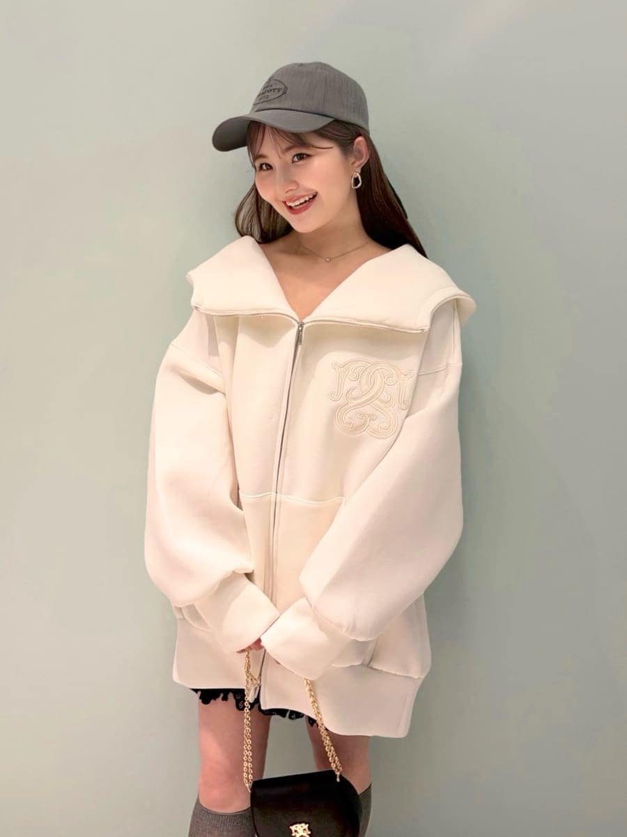 ブラック系のその他パンツ、ブラック系のショルダーバッグ、ブラック系のパンプスを着用したレディースの春コーディネートの2枚目の写真