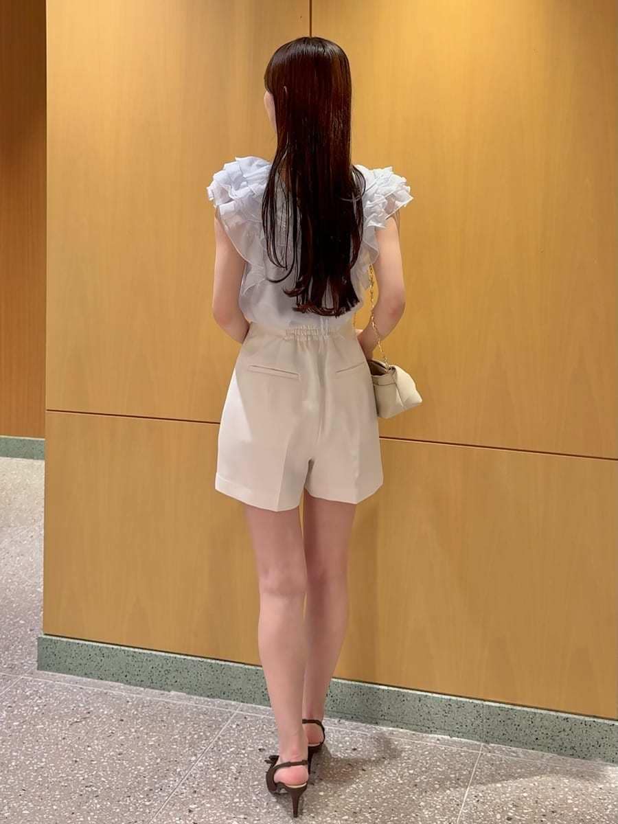 ホワイト系のその他パンツ、ブルー系のシャツ/ブラウスを着用したレディースの夏コーディネートの5枚目の写真