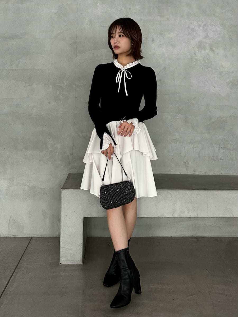 ブラック系のブーツ、ブラック系のワンピースを着用したレディースの冬コーディネートの3枚目の写真