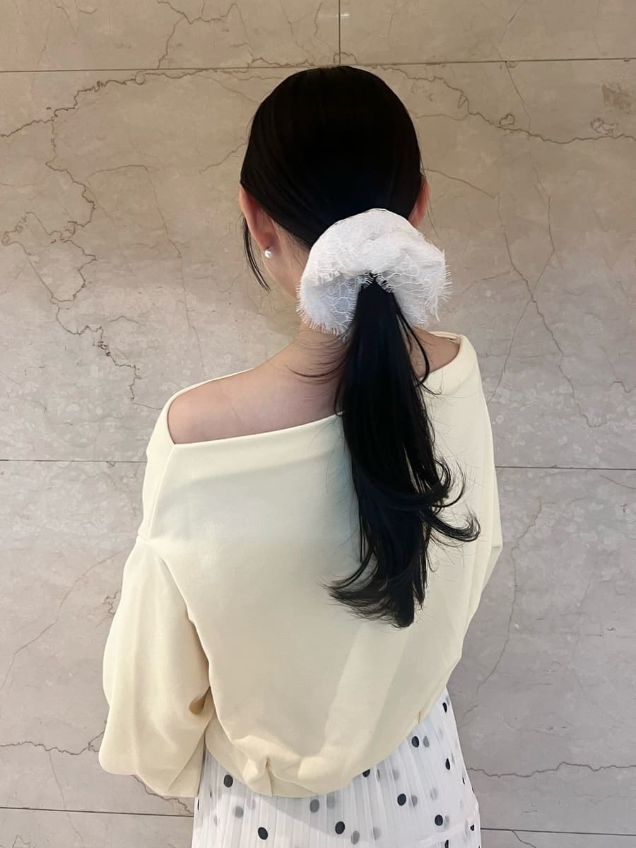 その他のスカート、イエロー系のスウェット、ブラウン系のパンプスを着用したレディースの春コーディネートの8枚目の写真