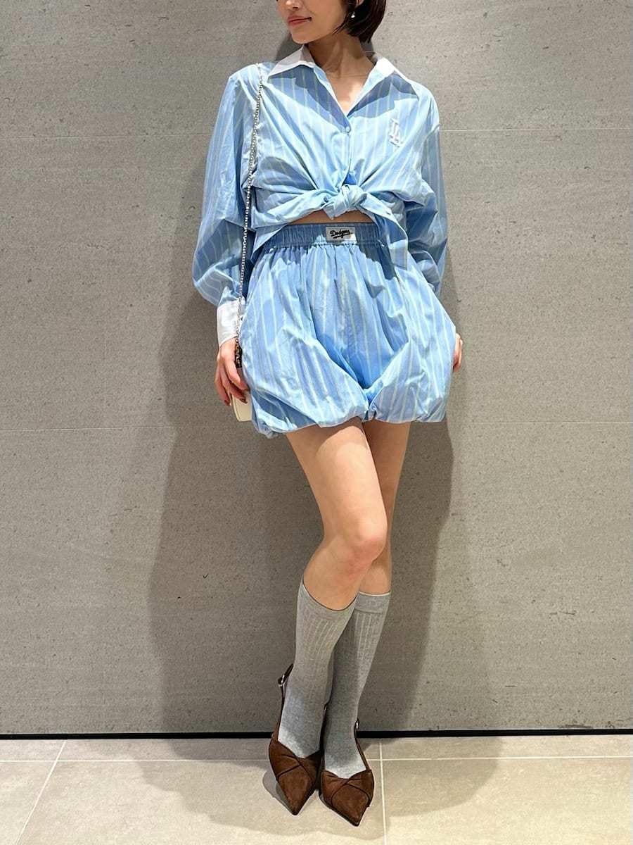 ブルー系のその他パンツ、ブルー系のシャツ/ブラウス、ブラウン系のパンプスを着用したレディースの春コーディネートの3枚目の写真