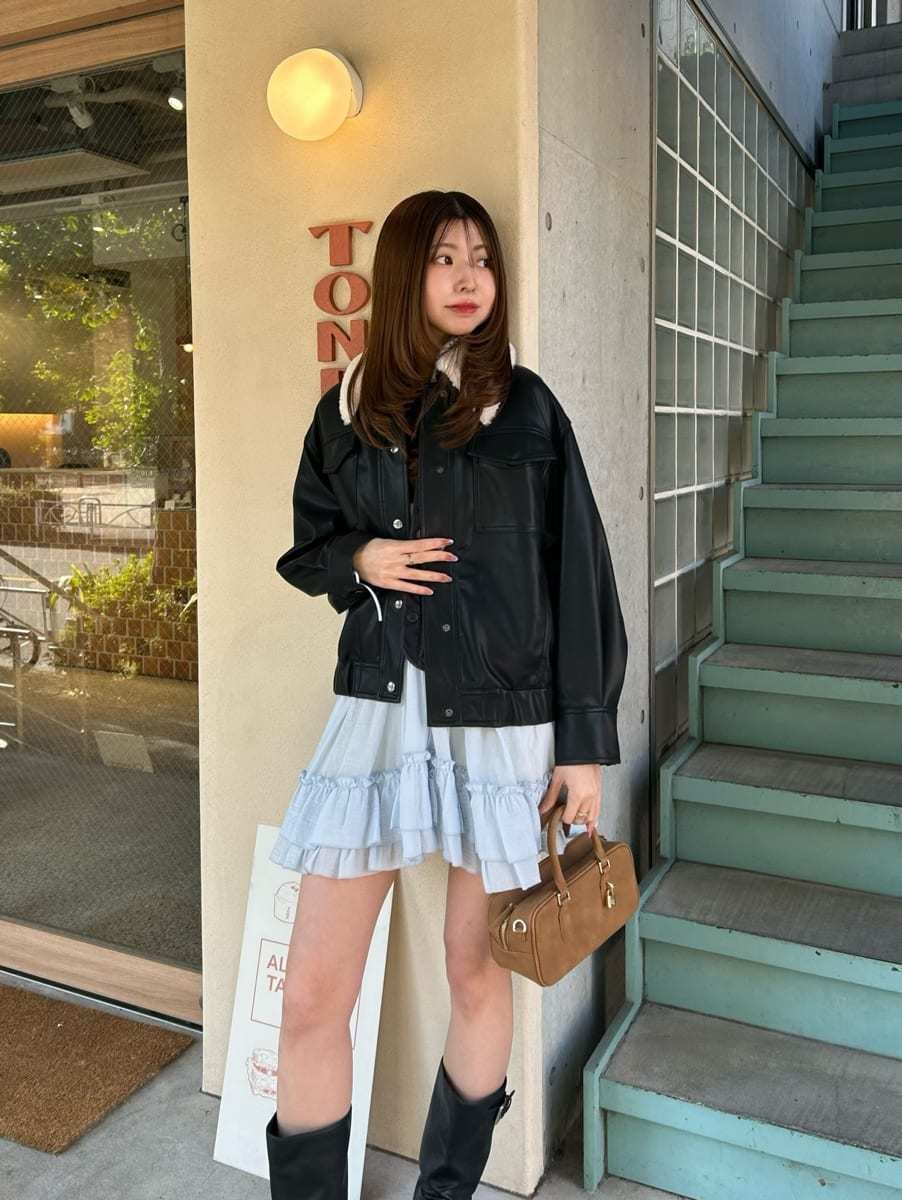 イエロー系のボストンバッグ、ブラック系のブルゾン、ブルー系のその他トップスを着用したレディースの冬コーディネートの8枚目の写真