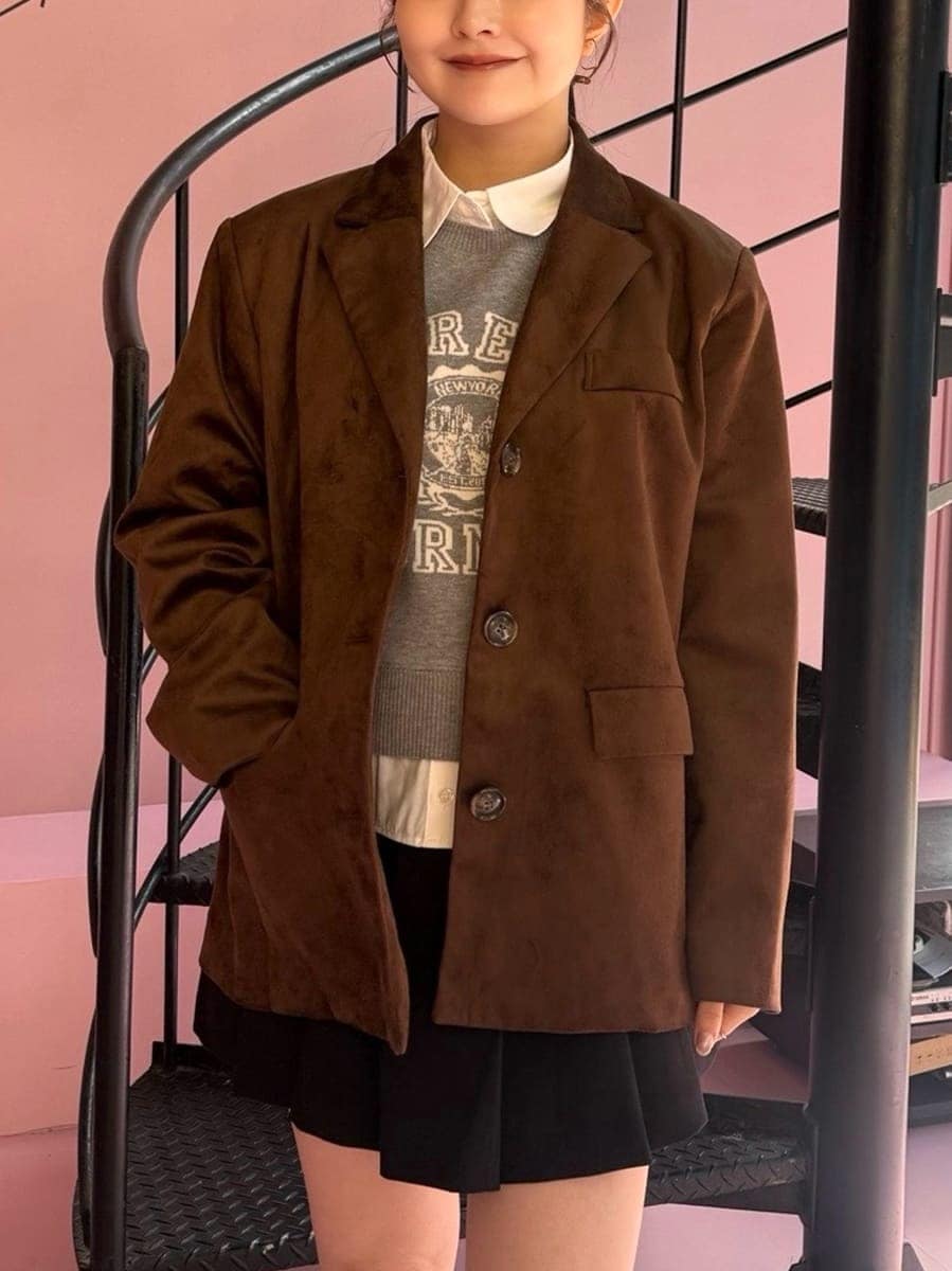 ブラウン系のテーラードジャケット、グレー系のニット/セーター、ブラック系のその他パンツを着用したレディースの秋コーディネートの10枚目の写真