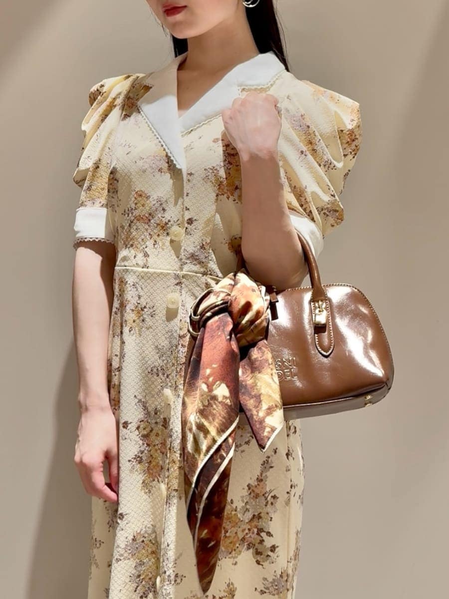 マルチプリントパフスリーブワンピースを使った人気ファッション