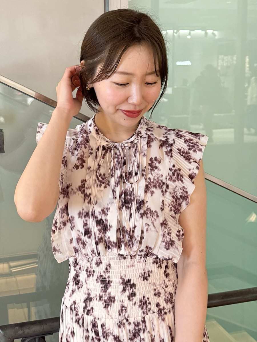 ピンク系のワンピース、ホワイト系のテーラードジャケット、ブラウン系のハンドバッグを着用したレディースの冬コーディネートの5枚目の写真