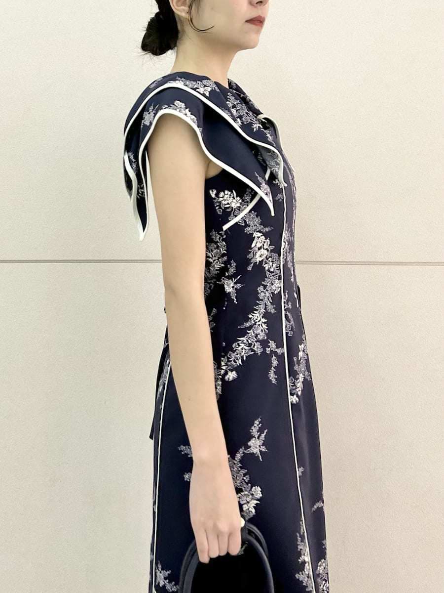 ブルー系のワンピース、ブラック系のパンプス、ブルー系のボストンバッグを着用したレディースの春コーディネートの7枚目の写真