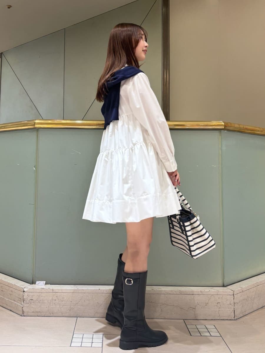 ホワイト系のワンピース、ブルー系のカーディガン/ボレロ、その他のハンドバッグを着用したレディースの春コーディネートの4枚目の写真