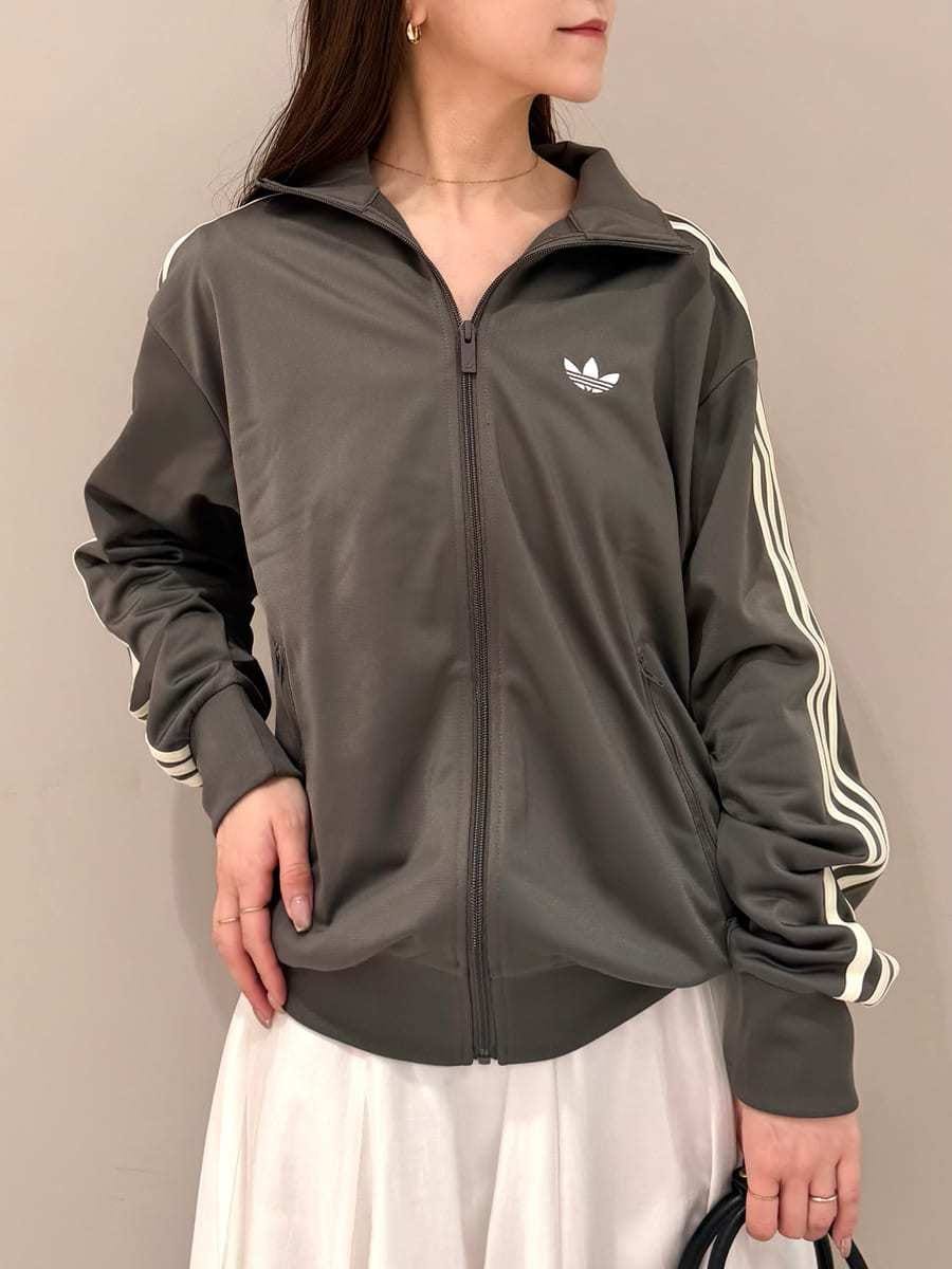 ブラック系のパンプス、ブラック系のボストンバッグ、ホワイト系のワンピースを着用したレディースの冬コーディネートの5枚目の写真