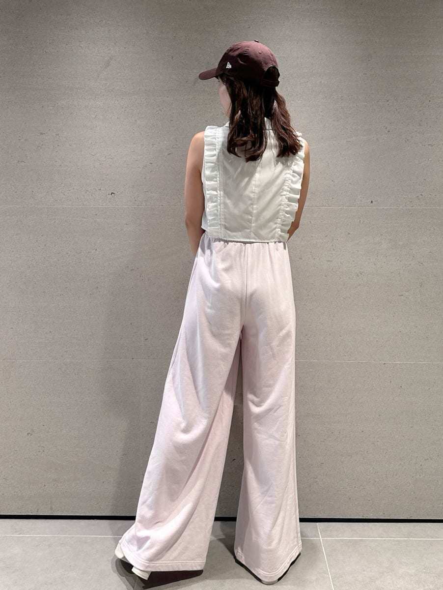 ホワイト系のシャツ/ブラウス、ピンク系のスウェットパンツ、ホワイト系のサンダルを着用したレディースの夏コーディネートの4枚目の写真