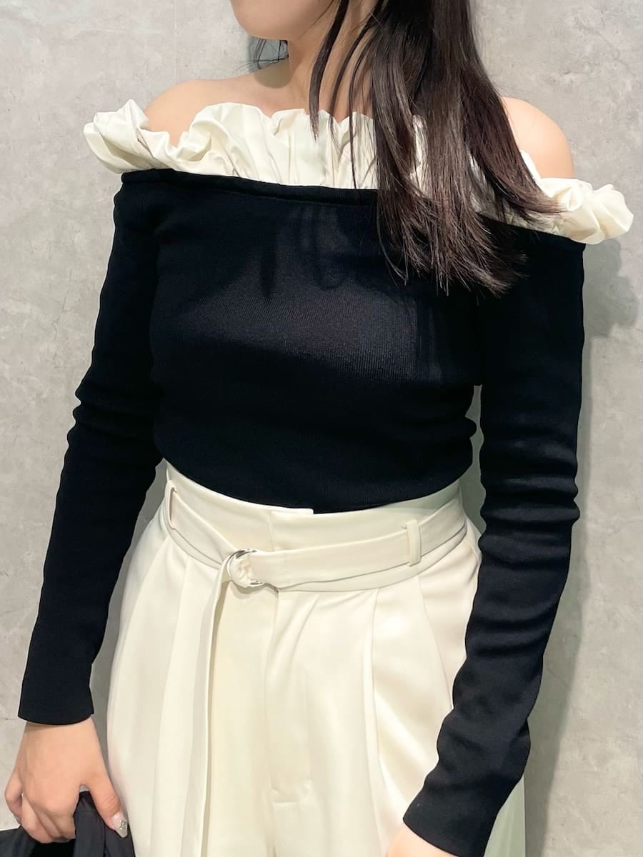 ブラック系のブーツ、ホワイト系のその他パンツ、ブラック系のニット/セーターを着用したレディースの冬コーディネートの4枚目の写真