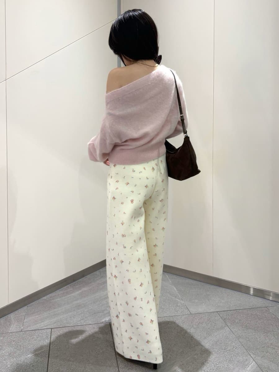その他のその他パンツ、ピンク系のニット/セーター、ブラウン系のパンプスを着用したレディースの秋コーディネートの4枚目の写真