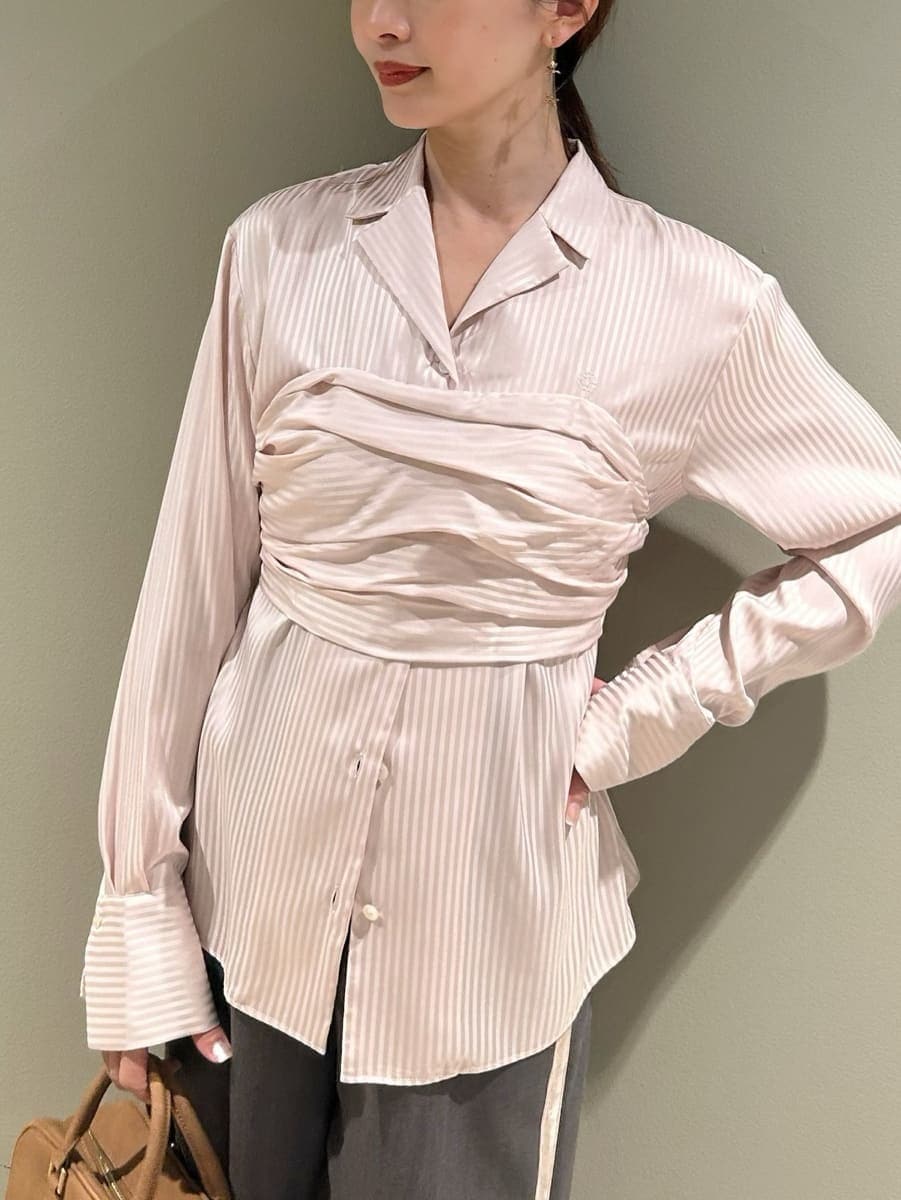 イエロー系のボストンバッグ、グレー系のその他パンツ、ピンク系のシャツ/ブラウスを着用したレディースの冬コーディネートの4枚目の写真