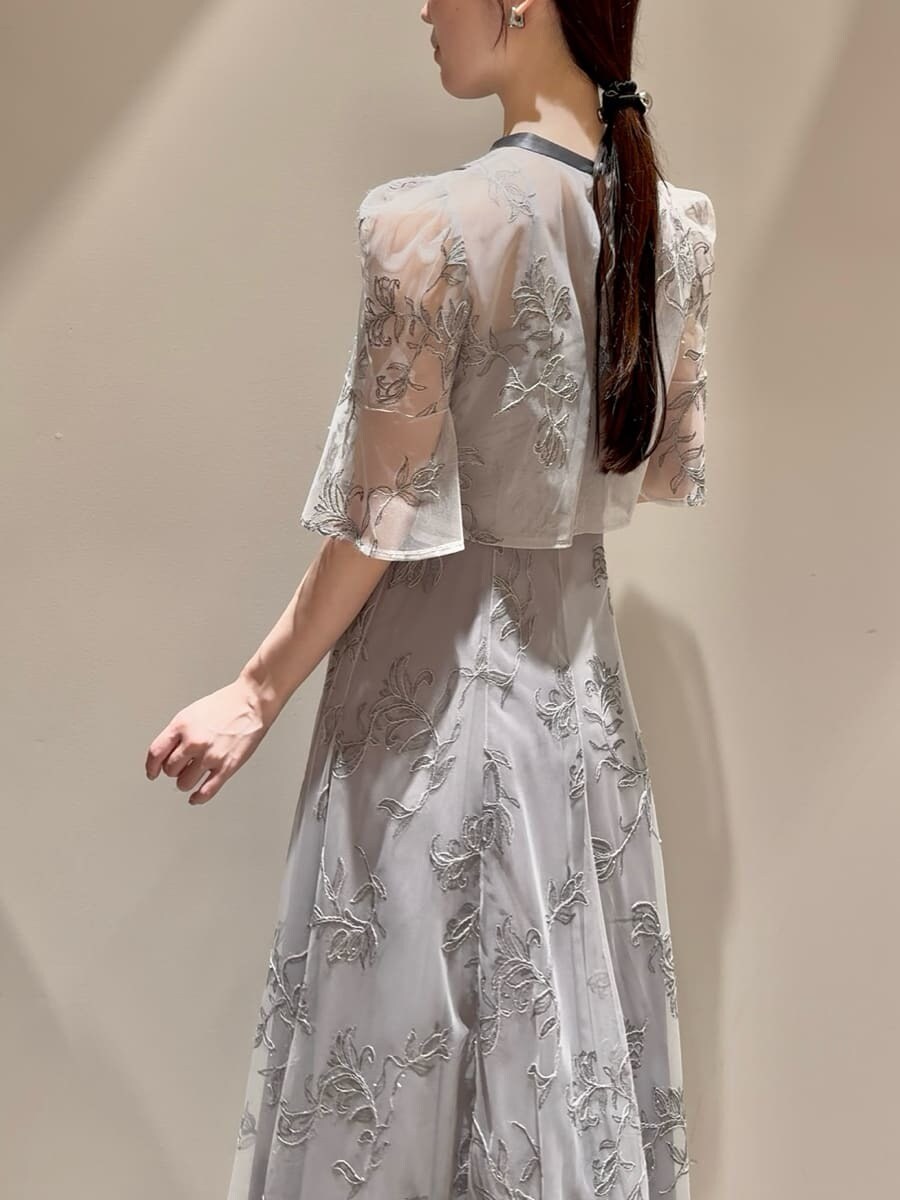 グレー系のワンピース、ブルー系のショルダーバッグを着用したレディースの秋コーディネートの6枚目の写真