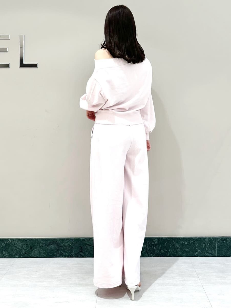 ピンク系のスウェット、ピンク系のスウェットパンツ、ホワイト系のサンダルを着用したレディースの夏コーディネートの7枚目の写真