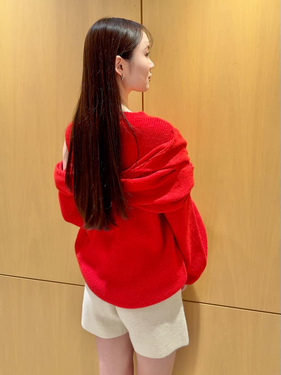 ホワイト系のその他パンツ、レッド系のニット/セーター、ブラウン系のハンドバッグを着用したレディースの冬コーディネートの6枚目の写真