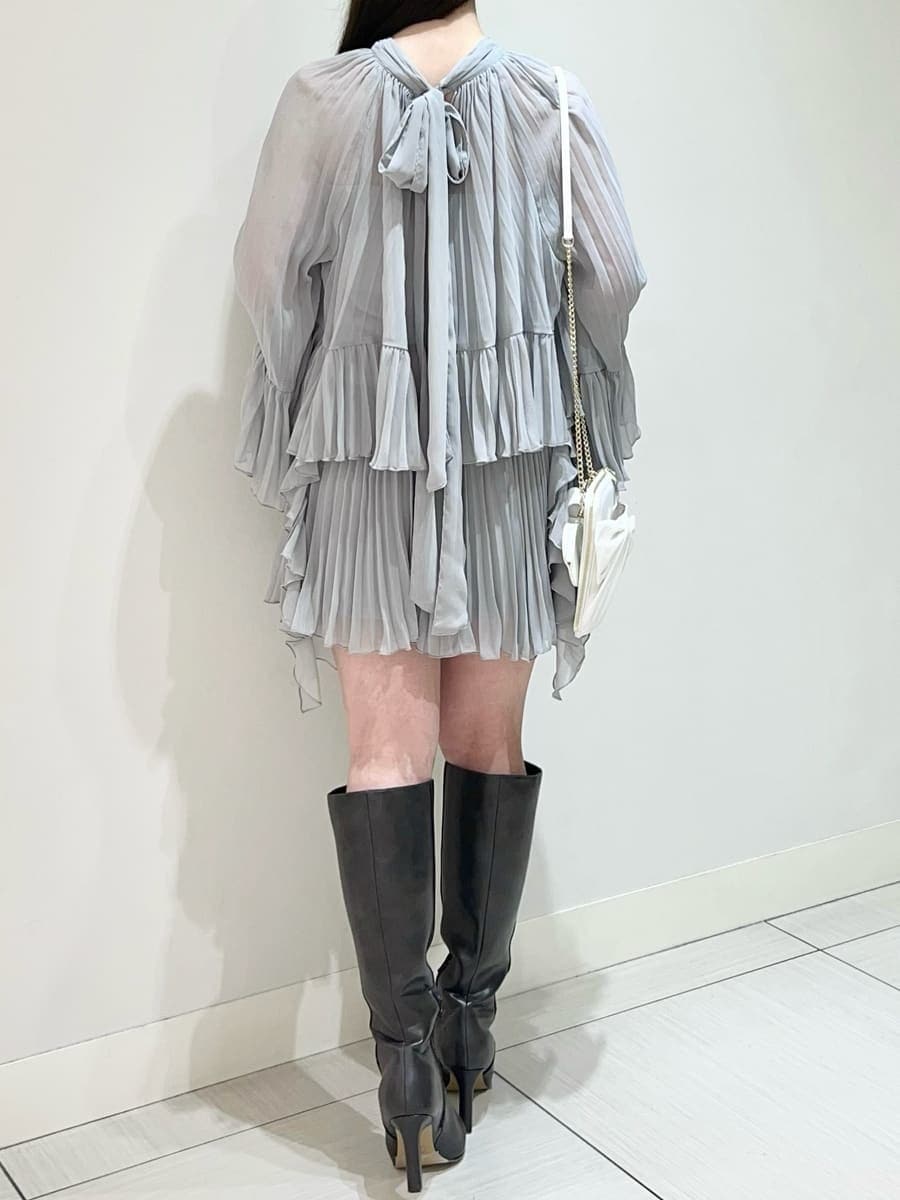 グレー系のブーツ、ホワイト系のショルダーバッグを着用したレディースの春コーディネートの6枚目の写真