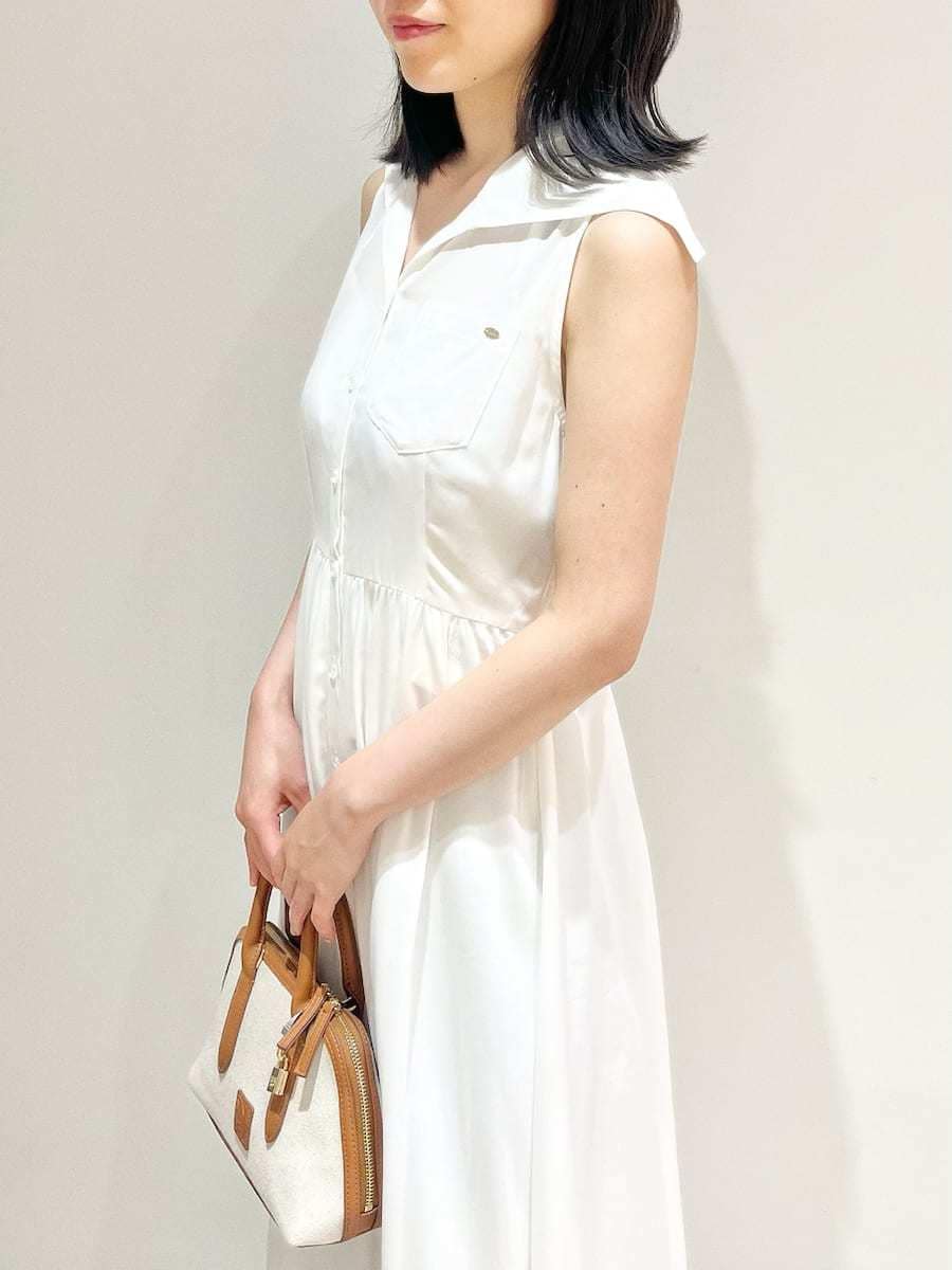 ベージュ系のパンプス、ホワイト系のワンピース、イエロー系のボストンバッグを着用したレディースの夏コーディネートの4枚目の写真