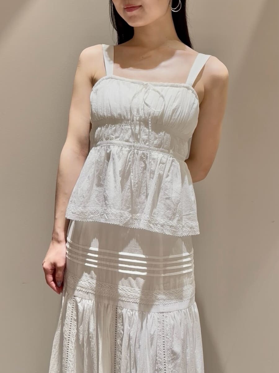 ホワイト系のシャツ/ブラウス、ホワイト系のスカート、ベージュ系のサンダルを着用したレディースの夏コーディネートの6枚目の写真