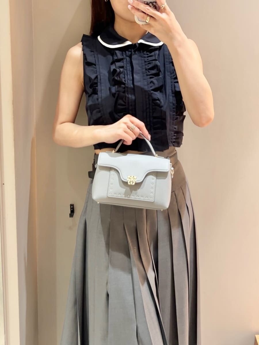 ブルー系のシャツ/ブラウス、グレー系のスカート、ブルー系のショルダーバッグを着用したレディースの夏コーディネートの7枚目の写真