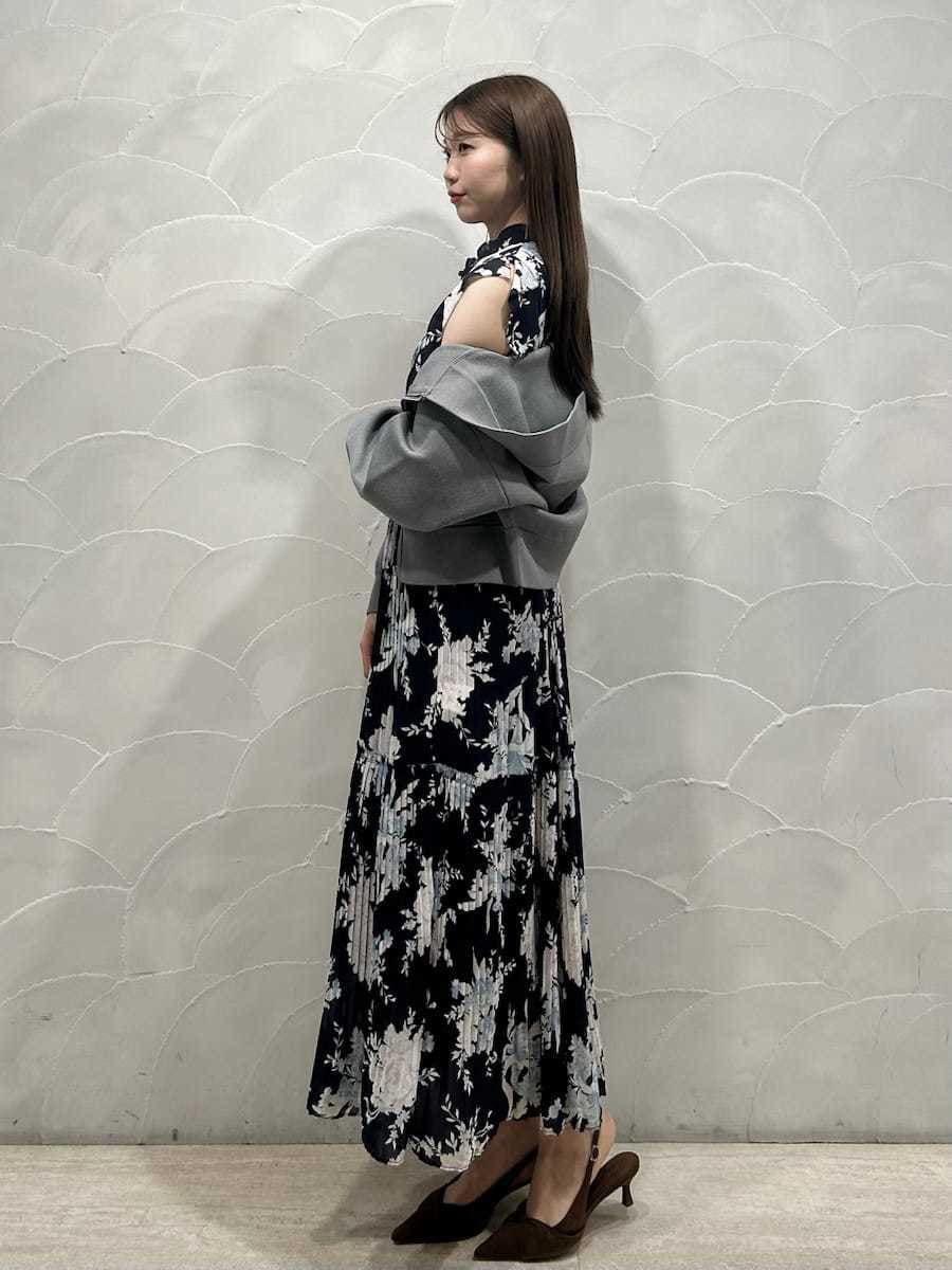 ブルー系のワンピース、グレー系のパーカー、ブラウン系のパンプスを着用したレディースの春コーディネートの2枚目の写真