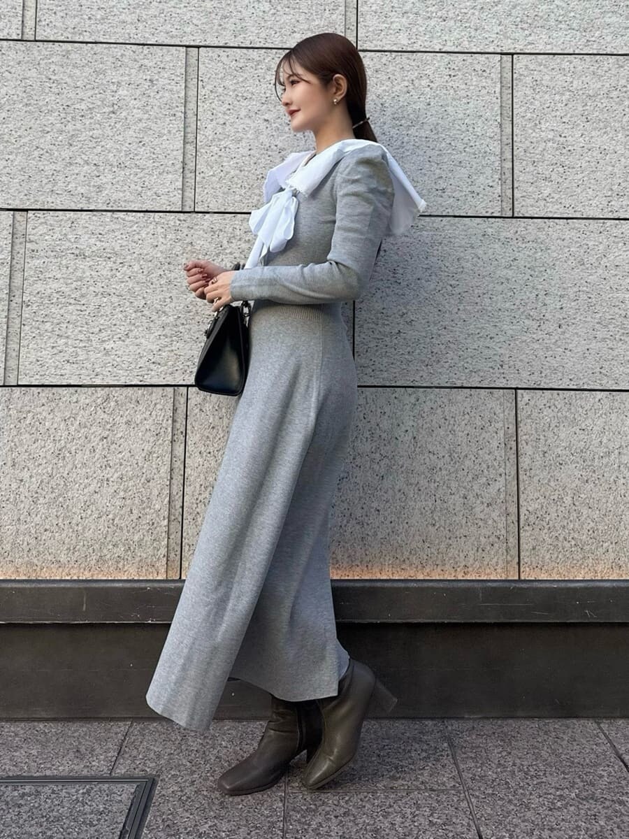 ブラック系のハンドバッグ、グレー系のワンピースを着用したレディースの冬コーディネートの4枚目の写真