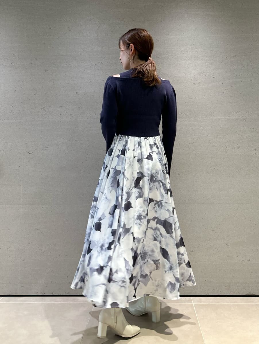 ブルー系のワンピース、ブルー系のカーディガン/ボレロ、ブルー系のショルダーバッグを着用したレディースの秋コーディネートの3枚目の写真